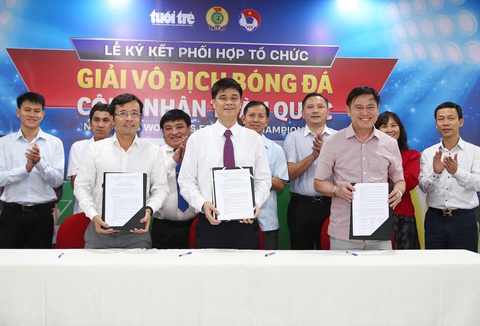 Giải vô địch bóng đá công nhân toàn quốc: Để công nhân thêm niềm vui cuộc sống - Ảnh 1. Lễ ký kết tổ chức Giải vô địch bóng đá công nhân toàn quốc diễn ra tại tòa soạn báo Tuổi Trẻ vào chiều 21-6 - Ảnh: DUYÊN PHAN