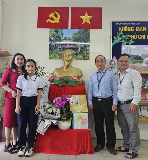 Thủ khoa lớp 10 tại TP.HCM chưa từng xếp hạng nhất trong lớp, trường - Ảnh 3. Em Vũ Ngọc Bích bên thầy cô Trường THCS Lê Anh Xuân - Ảnh: NVCC
