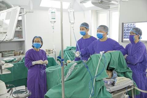 Các bác sĩ Bệnh viện Ung bướu Hà Nội thực hiện mổ nội soi cho bệnh nhân - Ảnh: BVCC Các bác sĩ Bệnh viện Ung bướu Hà Nội thực hiện mổ nội soi cho bệnh nhân - Ảnh: BVCC