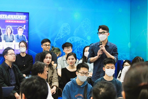 Nhiều chương trình hấp dẫn nguồn lực trẻ, nguồn lực công nghệ tại MB - Ảnh 4. Sinh viên chia sẻ tại talkshow 'Road to Data Analyst - Lối tắt nào cho dân kinh tế?'