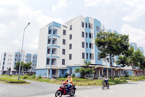 Vì sao chưa có làn sóng xây nhà cho thuê? - Ảnh 1. Khu tái định cư Vĩnh Lộc B, huyện Bình Chánh, TP.HCM sau nhiều năm vẫn còn hàng trăm căn hộ chưa có người ở. Các căn hộ xuống cấp bị bỏ hoang, cỏ mọc um tùm, thưa thớt bóng người - Ảnh: QUANG ĐỊNH