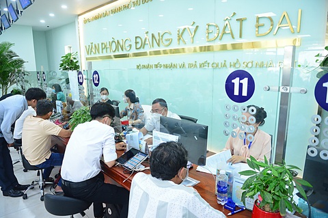 Tính thuế chuyển nhượng đất theo giá giao dịch, bao giờ? - Ảnh 1. Người dân làm thủ tục đất đai tại bộ phận tiếp nhận và trả kết quả hồ sơ lĩnh vực đất đai TP Thủ Đức, TP.HCM - Ảnh: QUANG ĐỊNH
