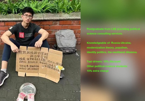 Sinh viên được thuê để du khách có hình 'sống ảo' - Ảnh 3. Cử nhân khoa học chính trị "bán" kiến thức trên đường phố.