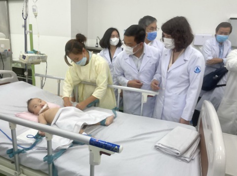 Cao điểm bệnh tay chân miệng đến sớm, lo nhất thiếu thuốc - Ảnh 2. Cao điểm bệnh tay chân miệng đến sớm, lo nhất thiếu thuốc - Ảnh 2.