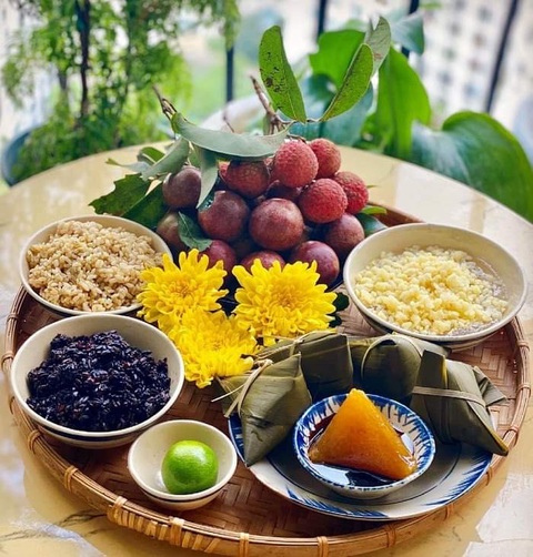 Vì sao Tết Đoan ngọ có rượu nếp và trái cây chua? - Ảnh 1. Mâm cỗ Tết Đoan ngọ với rượu nếp, trái cây theo mùa - Ảnh: T.L.
