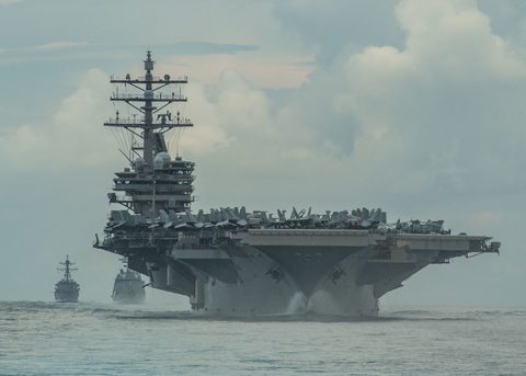 Tàu sân bay Mỹ đến Việt Nam cuối tuần này - Ảnh 1. Tàu sân bay Mỹ USS Ronald Reagan di chuyển theo đội hình trong một hoạt động của hải quân Mỹ - Ảnh: BỘ QUỐC PHÒNG MỸ