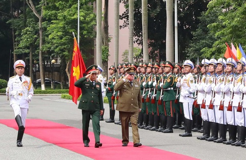 Việt Nam - Cuba: Anh em gắn bó, quan hệ mẫu mực mang biểu tượng của thời đại - Ảnh 2. Bộ trưởng Bộ Quốc phòng Phan Văn Giang và Bộ trưởng Bộ Các lực lượng vũ trang cách mạng Cuba Álvaro López Miera duyệt đội danh dự Quân đội nhân dân Việt Nam - Ảnh: TTXVN