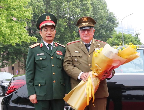 Việt Nam - Cuba: Anh em gắn bó, quan hệ mẫu mực mang biểu tượng của thời đại - Ảnh 1. Bộ trưởng Bộ Quốc phòng Phan Văn Giang đón Bộ trưởng Bộ Các lực lượng vũ trang cách mạng Cuba Álvaro López Miera - Ảnh: TTXVN