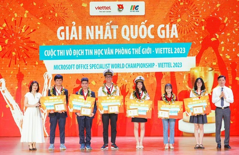 Tìm ra 9 đại sứ tranh tài tin học văn phòng, thiết kế đồ họa thế giới - Ảnh 3. 6 thí sinh đoạt giải nhất cuộc thi Vô địch tin học văn phòng thế giới - Viettel - Ảnh: L.T.