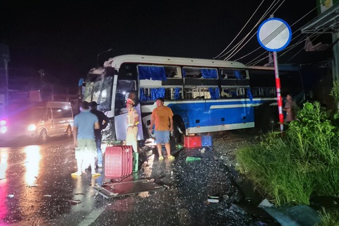 Xe khách tông gãy đôi trụ điện trên quốc lộ 20, hàng trăm hộ mất điện - Ảnh 1. Xe khách tông gãy đôi trụ điện trên quốc lộ 20, hàng trăm hộ mất điện - Ảnh 1.