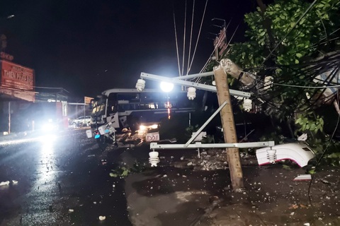 Xe khách tông gãy đôi trụ điện trên quốc lộ 20, hàng trăm hộ mất điện - Ảnh 2. Xe khách tông gãy đôi trụ điện trên quốc lộ 20, hàng trăm hộ mất điện - Ảnh 2.