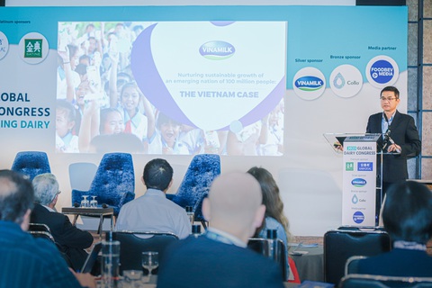 Vinamilk chia sẻ câu chuyện truyền cảm hứng về ngành sữa Việt Nam và nhận giải thưởng lớn tại Anh - Ảnh 1. Ông Nguyễn Quang Trí – Giám đốc Điều hành Marketing, đại diện Vinamilk – doanh nghiệp duy nhất đến từ khu vực Đông Nam Á trình bày tham luận tại Hội nghị năm nay.