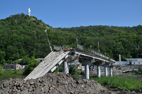 Một cây cầu ở khu vực Donetsk tại miền đông Ukraine bị đánh sập ngày 22-6 - Ảnh: AFP Một cây cầu ở khu vực Donetsk tại miền đông Ukraine bị đánh sập ngày 22-6 - Ảnh: AFP