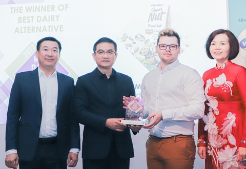 Vinamilk chia sẻ câu chuyện truyền cảm hứng về ngành sữa Việt Nam và nhận giải thưởng lớn tại Anh - Ảnh 2. Đại diện Ban tổ chức Giải thưởng The World Dairy Innovation Awards 2023 chúc mừng Vinamilk với giải thưởng dành cho sản phẩm Super Nut từ 9 loại hạt.