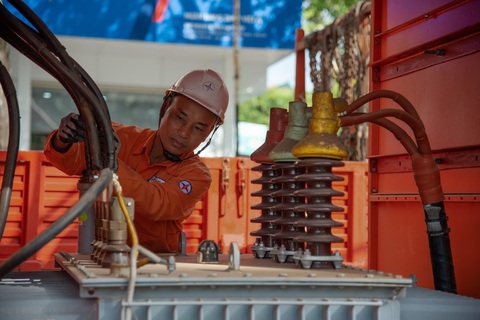 EVNCPC đảm bảo cấp đủ điện cho 462 địa điểm thi, chấm thi trên toàn miền Trung - Tây nguyên - Ảnh 4. Kiểm tra kỹ lưỡng hệ thống trạm biến áp tại các khu vực có điểm thi ở Đà Nẵng - Ảnh: EVNCPC cung cấp
