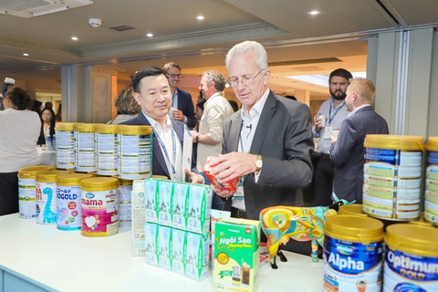Vinamilk chia sẻ câu chuyện truyền cảm hứng về ngành sữa Việt Nam và nhận giải thưởng lớn tại Anh - Ảnh 4. Ông Richard Hall, chủ tịch Hội nghị sữa toàn cầu (bên phải), hào hứng tìm hiểu về các sản phẩm sữa của Vinamilk mang đến Hội nghị năm nay.