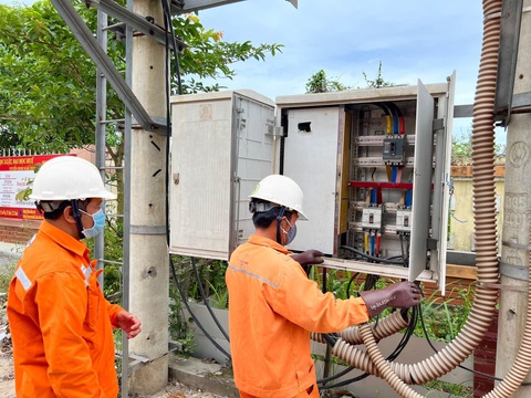 EVNCPC đảm bảo cấp đủ điện cho 462 địa điểm thi, chấm thi trên toàn miền Trung - Tây nguyên - Ảnh 3. Kiểm tra kỹ lưỡng hệ thống cầu dao tại các khu vực có điểm thi ở TP Huế - Ảnh: EVNCPC cung cấp