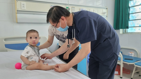 Chủ quan con mắc tay chân miệng lần 2, trẻ nhập viện biến chứng viêm não - Ảnh 1. Chủ quan con mắc tay chân miệng lần 2, trẻ nhập viện biến chứng viêm não - Ảnh 1.