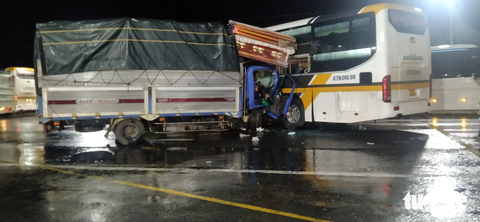 Xe khách va chạm xe chở quan tài trên quốc lộ, nhiều hành khách hú vía - Ảnh 1. Hiện trường vụ tai nạn - Ảnh: HOÀI ANH