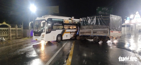 Xe khách va chạm xe chở quan tài trên quốc lộ, nhiều hành khách hú vía - Ảnh 2. Hiện trường vụ tai nạn - Ảnh: HOÀI ANH