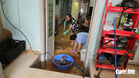 Đà Lạt mưa to, nhiều đoạn đường ngập nặng, dân vừa khóc vừa tát nước - Ảnh 1. Người dân vừa bơm vừa tát nước khi mưa dứt - Ảnh: M.V.