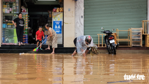Đà Lạt mưa to, nhiều đoạn đường ngập nặng, dân vừa khóc vừa tát nước - Ảnh 4. Nước lênh láng đường Phan Đình Phùng - Ảnh: M.V.