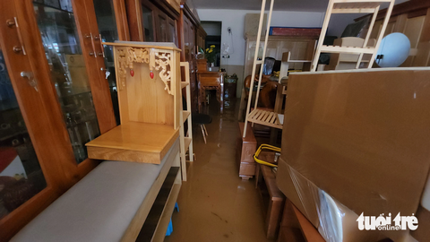Đà Lạt mưa to, nhiều đoạn đường ngập nặng, dân vừa khóc vừa tát nước - Ảnh 10. Một cửa hàng bán nội thất bị ngập khiến nhiều đồ đạc hư hại - Ảnh: M.V.