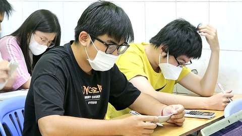 Vào đại học: Dễ hay khó? - Kỳ 1: Chạy đua suất đại học bằng IELTS, TOEFL - Ảnh 2. Học sinh học luyện thi IELTS tại một trung tâm ở quận Bình Tân, TP.HCM - Ảnh: NGUYỄN TRÌNH