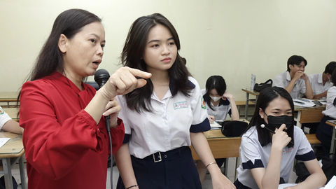 Kỳ thi tốt nghiệp THPT 2023:Thủ khoa chia sẻ bí quyết thi tốt nghiệp - Ảnh 1. Một tiết ôn tập của cô trò lớp 12L5 Trường THPT Nguyễn Khuyến, Q.10, TP.HCM - Ảnh: NHƯ HÙNG