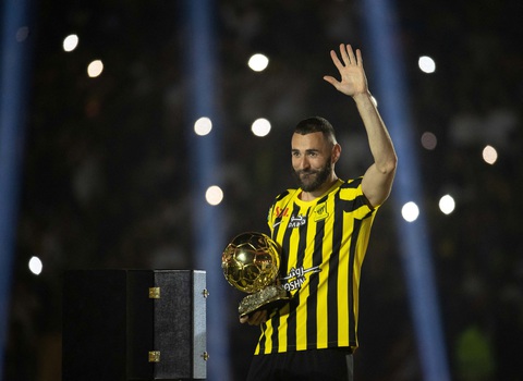 Bóng đá Saudi Arabia: Có theo vết xe đổ của Trung Quốc? - Ảnh 1. Benzema ra mắt CLB Al-Ittihad - Ảnh: Reuters