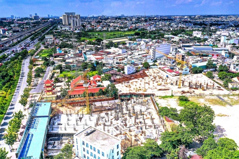 Quy định rõ đặt cọc để bảo vệ người mua nhà - Ảnh 1. Người dân đặt cọc và đã thanh toán nhiều đợt cho chủ đầu tư khi mua một dự án căn hộ tại TP Thủ Đức - Ảnh: QUANG ĐỊNH