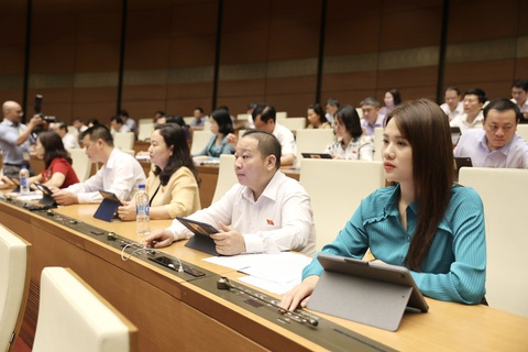 Quốc hội 'chốt' mua sắm tập trung với mua thuốc hiếm - Ảnh 1. Các đại biểu Quốc hội bấm nút thông qua dự luật - Ảnh: GIA HÂN