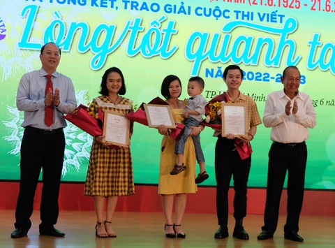 Chuyện 2 cụ U90 nấu cơm chay tặng người nghèo đoạt giải Lòng tốt quanh ta - Ảnh 1. Chuyện 2 cụ U90 nấu cơm chay tặng người nghèo đoạt giải Lòng tốt quanh ta - Ảnh 1.