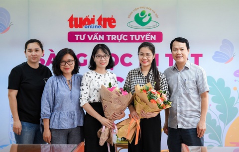 Đại diện báo Tuổi Trẻ tặng hoa cho các khách mời - Ảnh: NAM TRẦN Đại diện báo Tuổi Trẻ tặng hoa cho các khách mời - Ảnh: NAM TRẦN