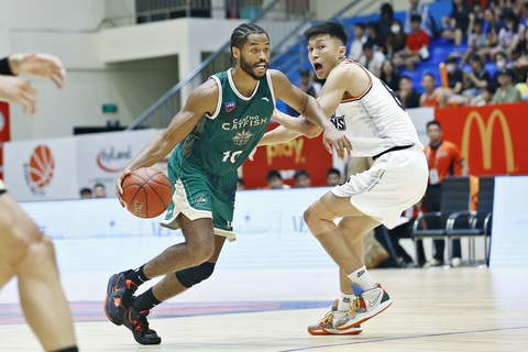 Cantho Catfish bất ngờ đổi ngoại binh tại VBA 2023 - Ảnh 1. Ja Morgan (áo xanh) dẫn bóng qua người cầu thủ Danang Dragons - Ảnh: VBA