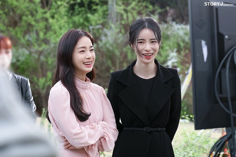 Kim Tae Hee lộ khuyết điểm gương mặt khi đọ sắc Lim Ji Yeon - Ảnh 4. Kim Tae Hee lộ khuyết điểm gương mặt khi đọ sắc Lim Ji Yeon - Ảnh 4.