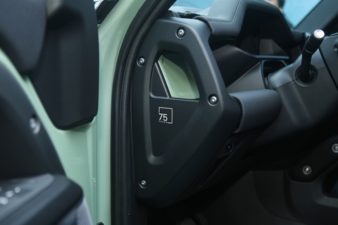 Defender bản kỷ niệm 75 năm ra mắt, số lượng giới hạn, giá từ 6,98 tỉ đồng - Ảnh 13. Defender bản kỷ niệm 75 năm ra mắt, số lượng giới hạn, giá từ 6,98 tỉ đồng - Ảnh 13.