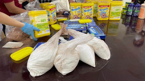 Phát hiện 19kg bột trắng nghi là ma túy ketamin nhập từ Pháp về - Ảnh 1. Phát hiện 19kg bột trắng nghi là ma túy ketamin nhập từ Pháp về - Ảnh 1.