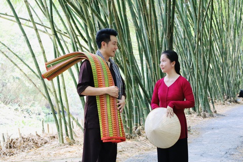 Nguyễn Phi Hùng quay bài ca cổ Tình anh bán chiếu - Ảnh: NVCC Nguyễn Phi Hùng quay bài ca cổ Tình anh bán chiếu - Ảnh: NVCC