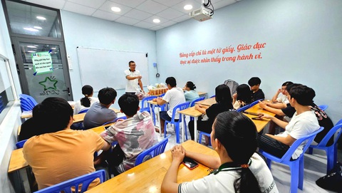 Vào đại học: Dễ hay khó? - Kỳ 1: Chạy đua suất đại học bằng IELTS, TOEFL - Ảnh 3. Nhiều phụ huynh và học sinh bây giờ tập trung rất nhiều cho học tiếng Anh - Ảnh: NGUYỄN TRÌNH