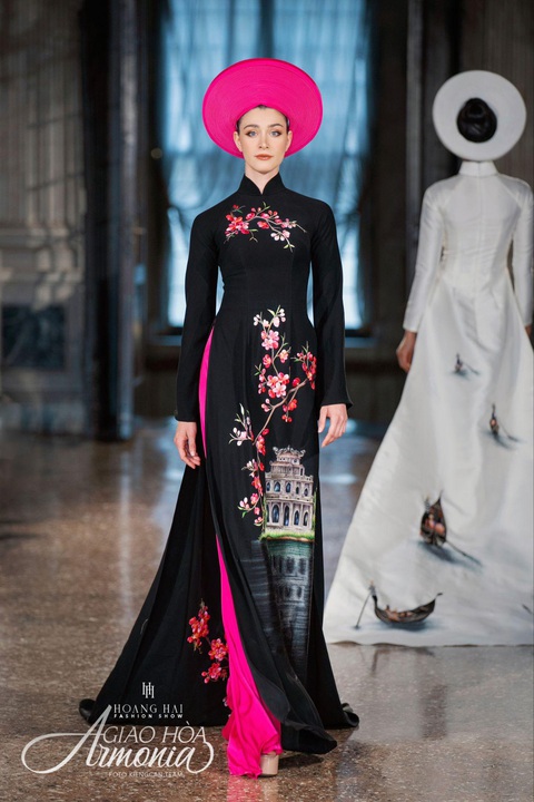 Những ‘điểm hồng’ rực rỡ tại show diễn ‘Giao Hoà - Armonia’ - Ảnh 1. Những ‘điểm hồng’ rực rỡ tại show diễn ‘Giao Hoà - Armonia’ - Ảnh 1.