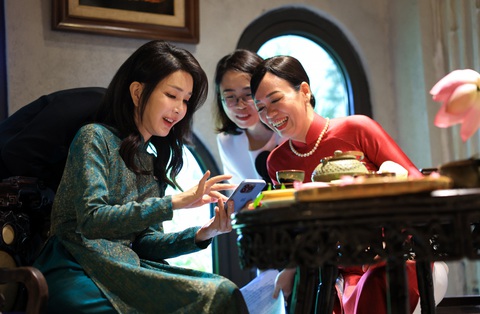 Phu nhân Tổng thống Hàn Quốc mặc áo dài, thưởng trà cùng phu nhân Chủ tịch nước - Ảnh 4. Phu nhân Tổng thống Hàn Quốc mặc áo dài, thưởng trà cùng phu nhân Chủ tịch nước - Ảnh 4.