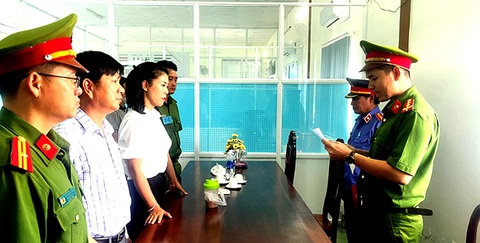 Bắt tạm giam nữ chủ tịch HĐQT công ty đăng kiểm xe cơ giới ở Phú Yên - Ảnh 1. Cơ quan cảnh sát điều tra Công an tỉnh Phú Yên thi hành lệnh bắt tạm giam bà Ngô Thị Thu Hằng - chủ tịch Công ty TNHH Đăng kiểm Bách Việt - Ảnh: Đ.Đ.