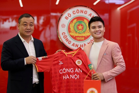 Quang Hải ra mắt đội Công An Hà Nội, chưa chắc xuất ngoại trở lại - Ảnh 1. Quang Hải chụp ảnh cùng Phó chủ tịch CLB Công An Hà Nội Trần Văn Hùng tại lễ ra mắt - Ảnh: LÊ ĐỨC