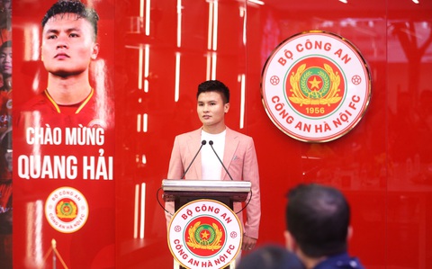 Quang Hải ra mắt đội Công An Hà Nội, chưa chắc xuất ngoại trở lại - Ảnh 3. Quang Hải phát biểu trong buổi công bố hợp đồng với CLB Công an Hà Nội - Ảnh: CAHN