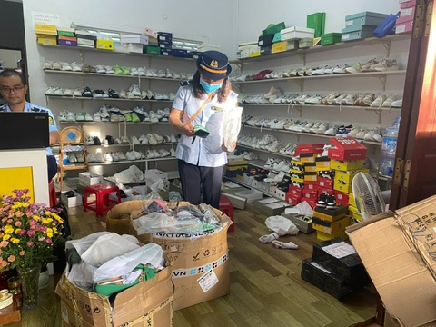 Mạo danh quản lý thị trường, dọa kiểm tra để vòi tiền doanh nghiệp - Ảnh 2. Mạo danh quản lý thị trường, dọa kiểm tra để vòi tiền doanh nghiệp - Ảnh 2.