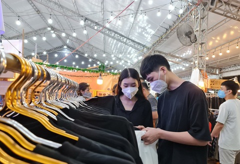Người trẻ chuộng đồ cũ - Ảnh 1. Với nhiều bạn trẻ, việc dùng lại hoặc mua đồ cũ với giá phải chăng cũng có cái ích và thú vị riêng - Ảnh: C.TRIỆU