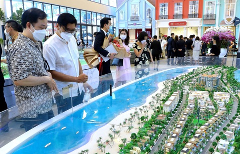 Quy định rõ đặt cọc để bảo vệ người mua nhà - Ảnh 8. Khách hàng tham khảo dự án nhà ở tại một sàn giao dịch bất động sản địa bàn TP.HCM - Ảnh: MINH ANH