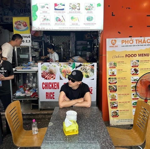 Ca sĩ Taeyang hào hứng đùa về món phở sau khi thưởng thức ở Đà Nẵng - Ảnh: Instagram nhân vật Ca sĩ Taeyang (Hàn Quốc), giọng ca chính của ban nhạc Big Bang, khoe ảnh trong một quán phở ở Đà Nẵng - Ảnh: Instagram nhân vật