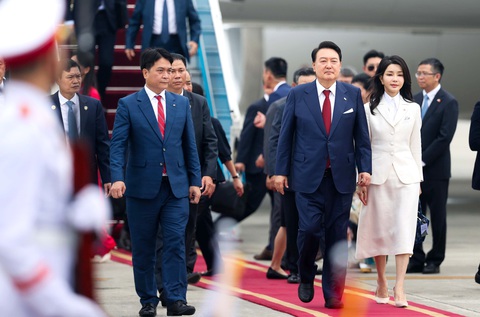 Quan hệ Việt - Hàn đang ở giai đoạn vàng - Ảnh 1. Tổng thống Hàn Quốc Yoon Suk Yeol và phu nhân đến sân bay Nội Bài (Hà Nội) ngày 22-6 - Ảnh: Nguyễn Khánh
